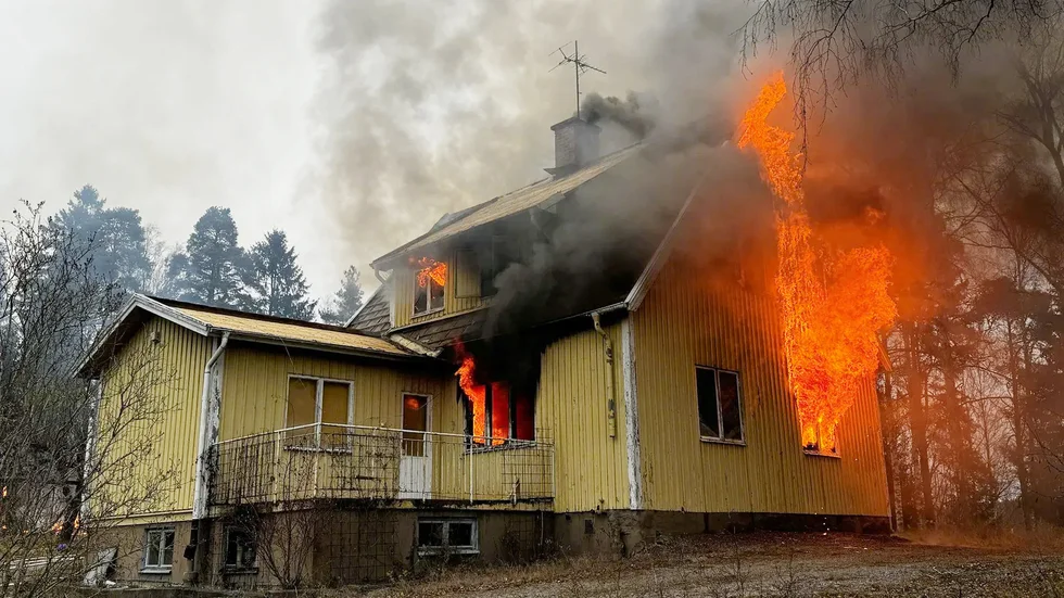 Huset på Heden i Katrineholm brinner kontrollerat under en övning under tisdagen. 