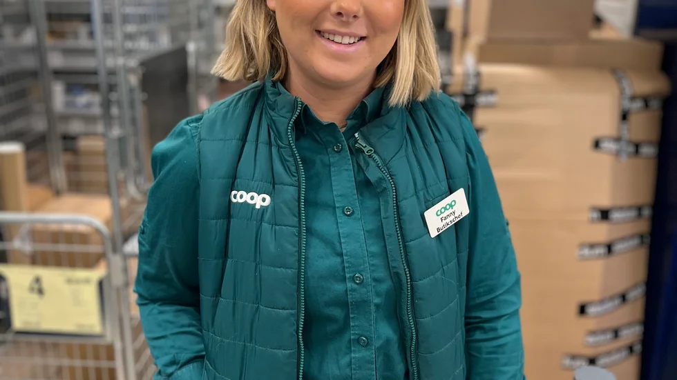Fanny Karlsson, butikschef på Coop Loet, säger att de flesta är bra på att hämta ut sina paket och har förståelse för att det inte finns så mycket plats att förvara paketen på.