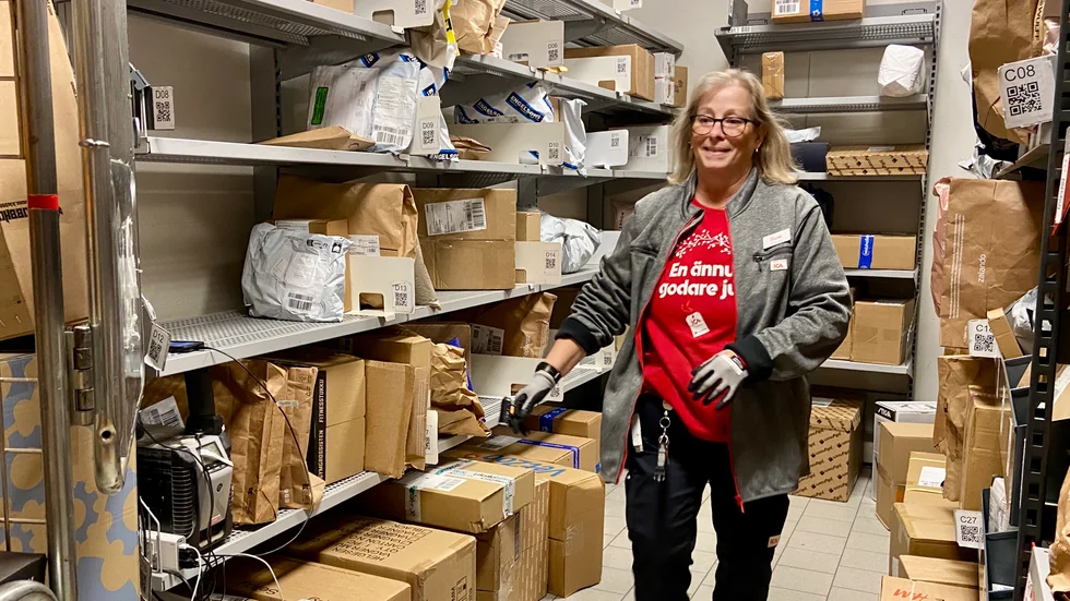 Elaine Andersson, postansvarig på Ica nära i Katrineholm, sorterar paketen efter förra veckans intensiva shoppingvecka. 