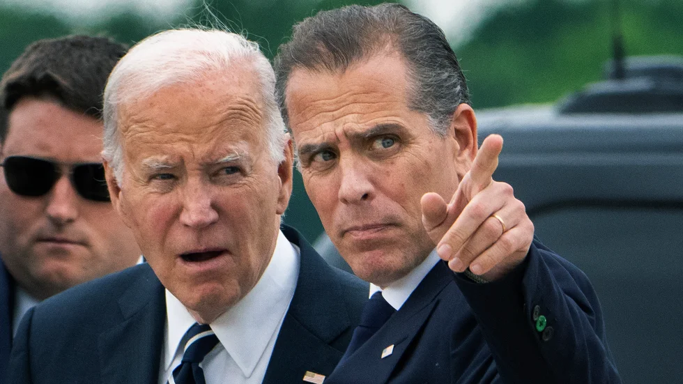USA:s president Joe Biden tillsammans med sonen hunter Biden i juli. Arkivbild.