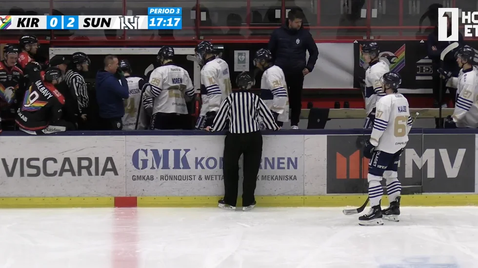 Här lämnar spelarna isen efter att domare Filip Bohm brutit den andra perioden.