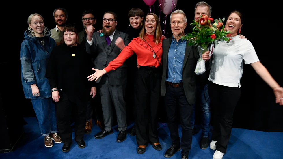 Representanter från Kiruna kommun, i mitten Emma Jonsson (tillväxtstrateg), Sofia Lagerlöf Määttä (kulturstrateg) och Mats Taaveniku (S), kommunstyrelsens ordförande i Kiruna, jublar efter utnämningen.