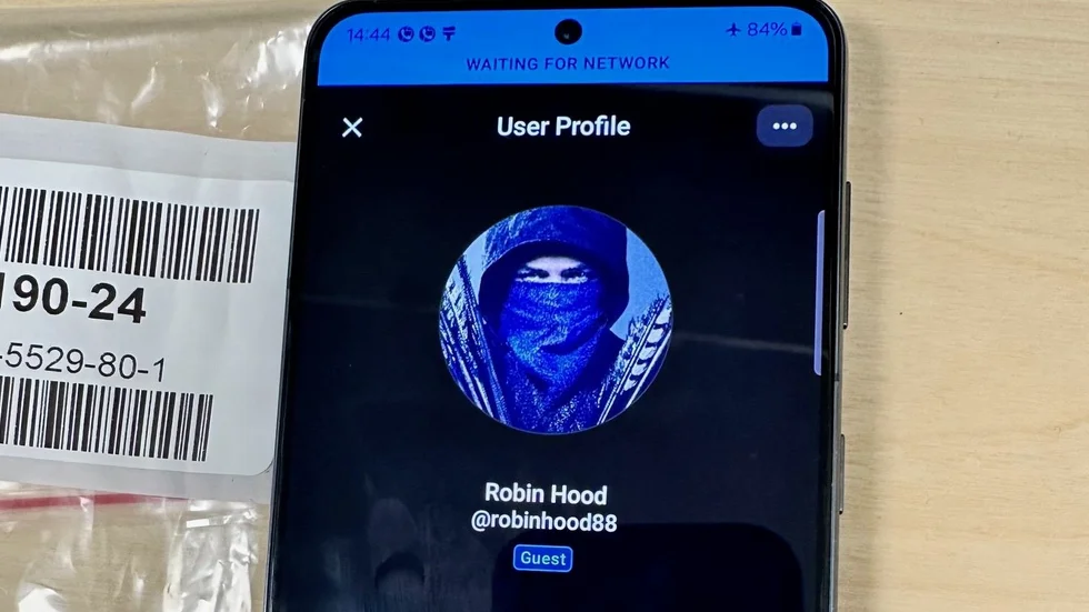 "Robin Hood", vem eller vilka det nu kan vara, skickade mannen från Mellansverige med en säck full av droger upp till Norrbotten där Älvsbyborna skjutsade runt honom. Först till Kalix där han övernattade, och sen från Kalix till Haparanda. Där greps trion.