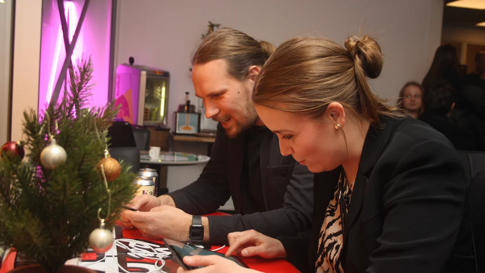 Moa-Stina Lindström och Johannes Nyström testar Pocket Hockey