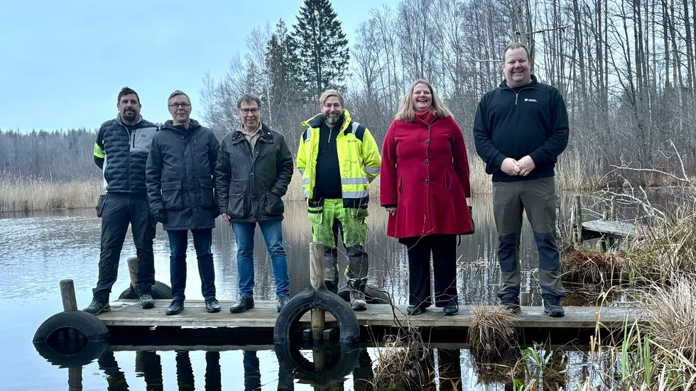Intill Lillsjön på Bäverstigen vill Virens fastighetsutveckling bygga åtta kedjehus. Från vänster: Marcus Eriksson, Johan Söderberg (S), Christer Sundqvist (M), Cliff Johansson, Marie Bergeås och Robert Forsberg. 