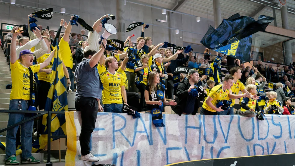 Visbytränaren Joakim Bandholtz lyfte klacken som en sjunde spelare i de två senaste matcherna.