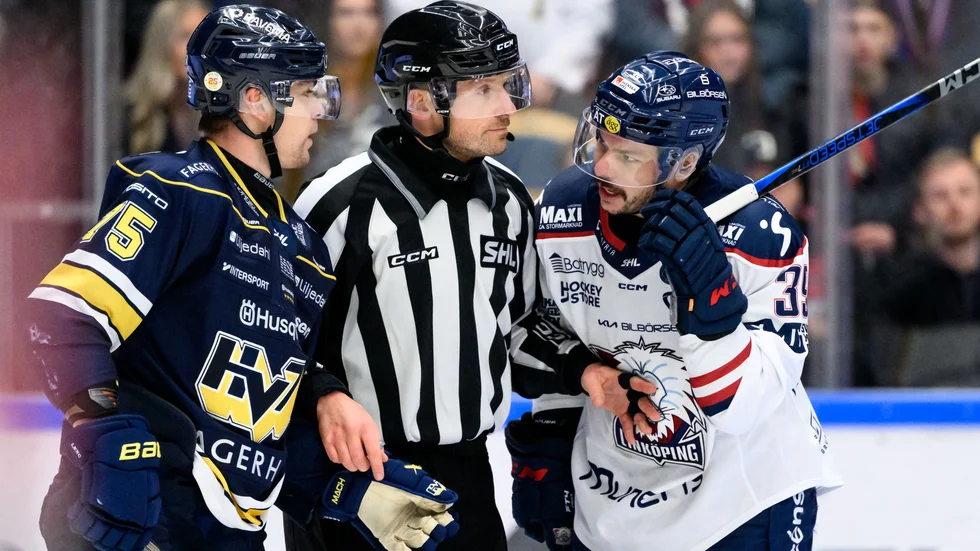 HV:s Radan Lenc och LHC:s Ty Rattie tjafsar.