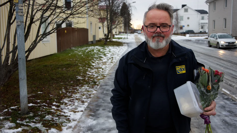 "Det är taxichaufförerna och många andra jobb som är en del av det skyddsnät vi har i Sverige, som är de riktiga vardagshjältarna. Vi får höra från folk dagligen att de inte hade kunnat leva ett normalt liv utan oss. Bara en sådan sak som att åka och handla eller ta sig till en vårdcentral hade inte gått utan vår hjälp", säger Erik Jakobsson.