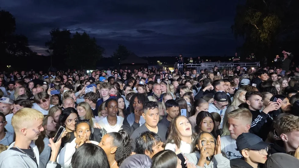 Årets Sommarfest blev en rolig start på sommarlovet för många ungdomar i Strängnäs. Här är publikhavet när rapparen Naod uppträdde. 