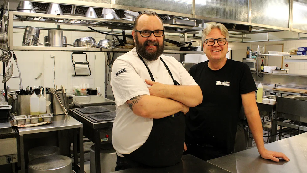 Kökschefen Andreas Karlsson och ägaren Putte Svensson Sahlin på Hotell Hulingen i Hultsfred.