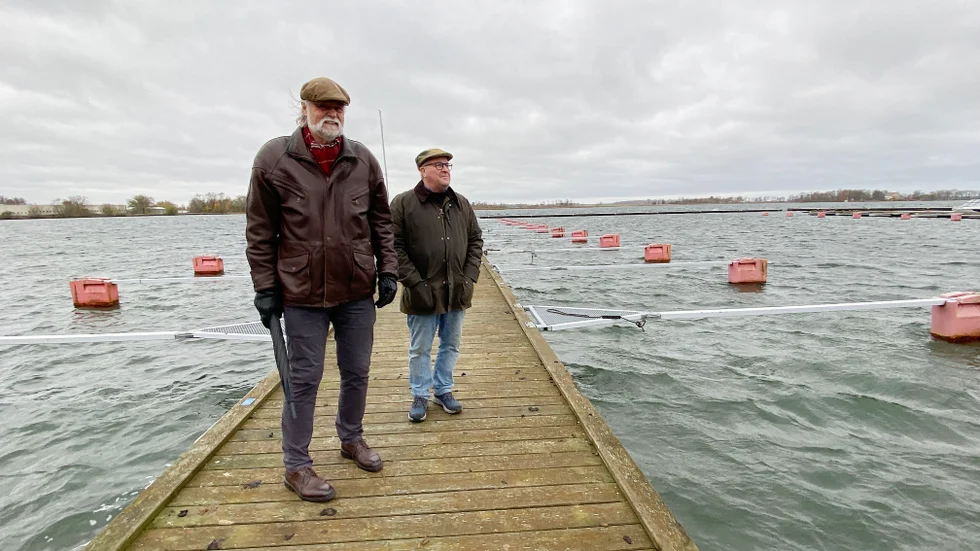 Roger Åkersten, Vadstena Båtklubb och Stefan Holmertz, Segersällskapet Vättern, ifrågasätter att stora delar av kommunens underhållskostnader för bryggor, vågbrytare och även muddring, läggs på taxorna för båtplatser. En taxa som höjdes för två år sedan och nu har politikerna ett nytt förslag till beslut på sitt bord.
