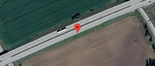 Ett körfält blockerat på grund av stillastående lastbil på väg 34