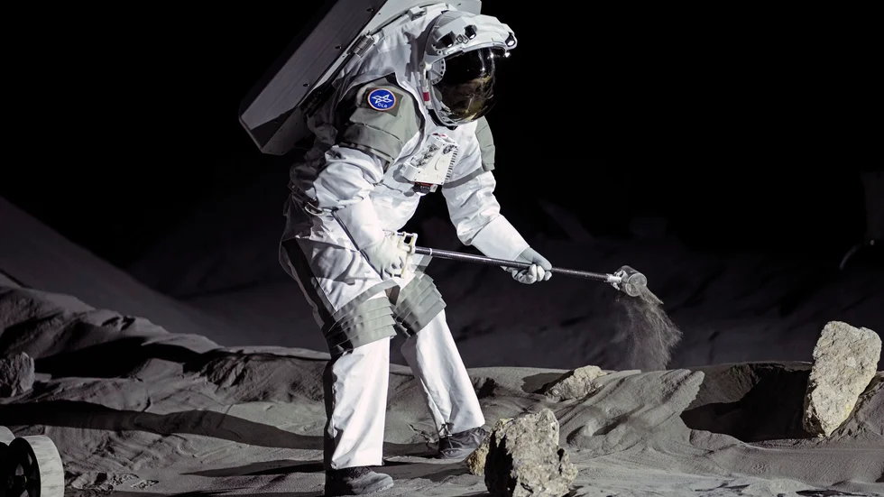 Astronauters arbetskläder har ändrats relativt lite de senaste 50 åren. På bilden träning i Tyskland i september i år på en simulerad månyta.