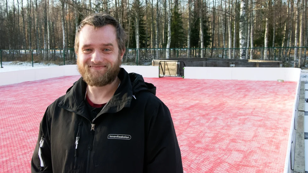 Jonas Jonsson, fritidsledare, ser många möjligheter med den nya rinken.