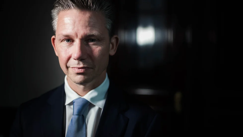 Försvarsminister Pål Jonson (M) behöver ett klädbyte och lite ny utrustning.