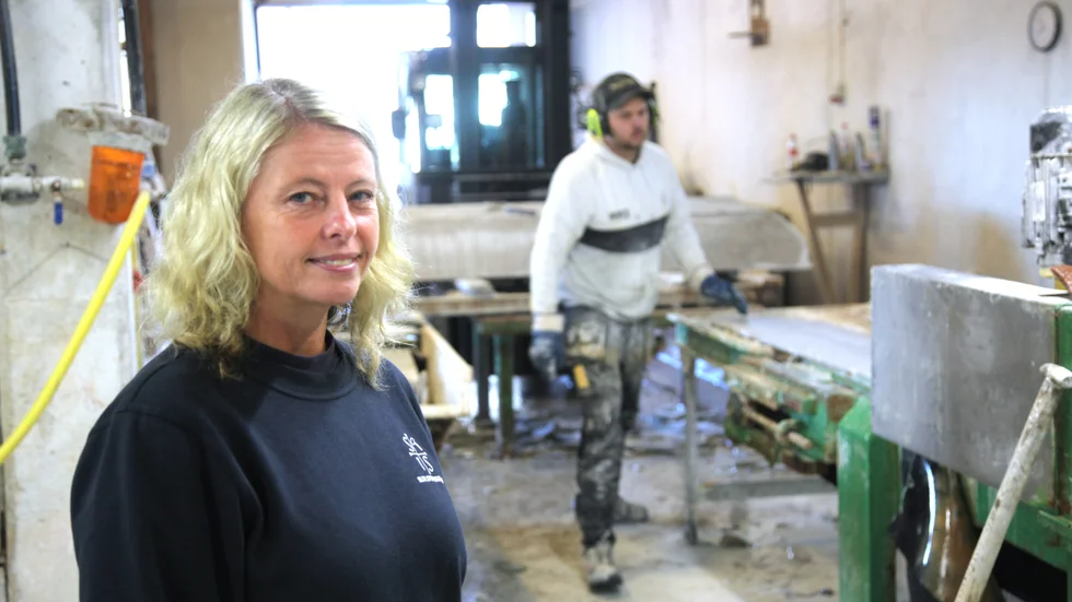 Pernilla Lövgren driver Slite stenhuggeri tillsammans med sin man. Företaget är ett av flera i branschen som utsatts för kopiering. På marknaden finns Norrvangesten att köpa som varken är sten eller av märket Norrvange.