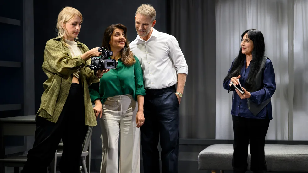 I "Dokumentären" medverkar skådespelarna Josefin Ljungman, Mahin Sadri, Mårten Andersson och Susan Taslimi.
