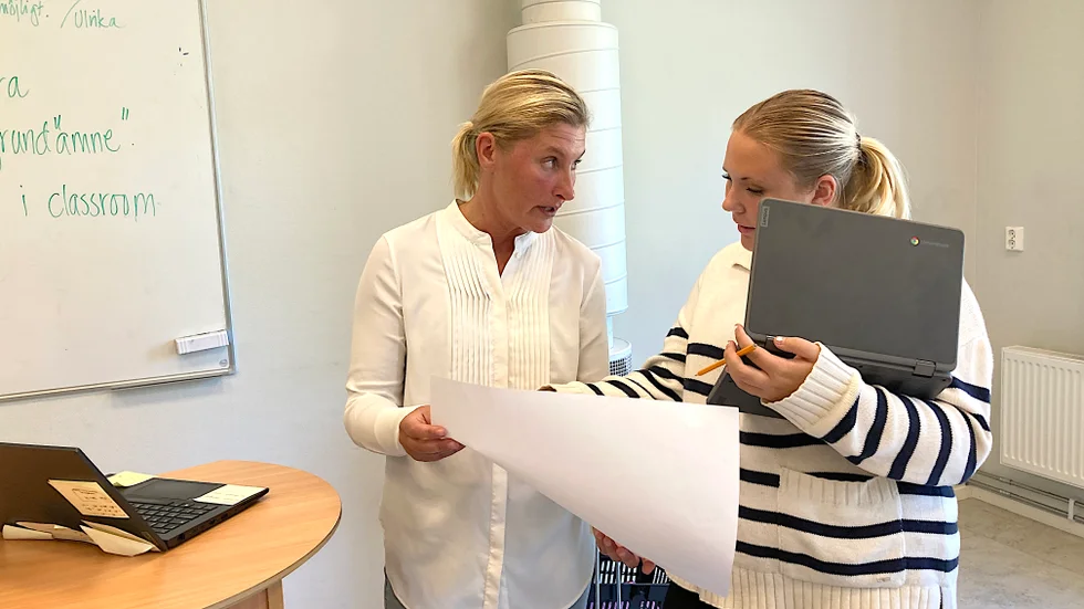 Ulrika Beijer diskuterar grundämnen och dagens uppgift i kemin med Nike Skoglund i 9C.