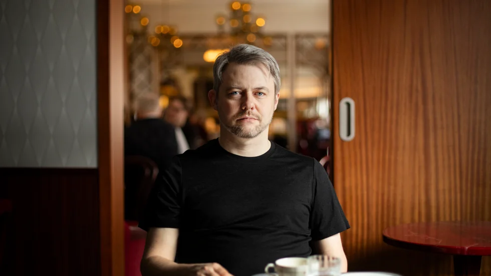 Mikael Berglund tilldelades för sin förra roman "Ovanjorden" (2022) Sveriges Radios romanpris.
