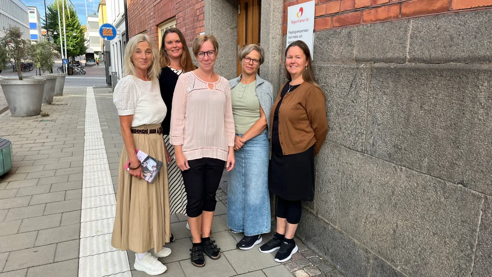 Fredrica Klein, Viktoria Jakobsson, Linda Svedlund, Ulrika Ahlin och Emma Nelsson är fem av de anställda vid barn- och ungdomshälsan i Västervik som genomför det så kallade 12-årssnacket. Nu har deras arbete nominerat regionen till ett prestigefyllt pris. Även Hanna Larsson, som saknas på bilden, håller i samtalen.