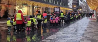 Låååång tomteparad – mitt i centrum