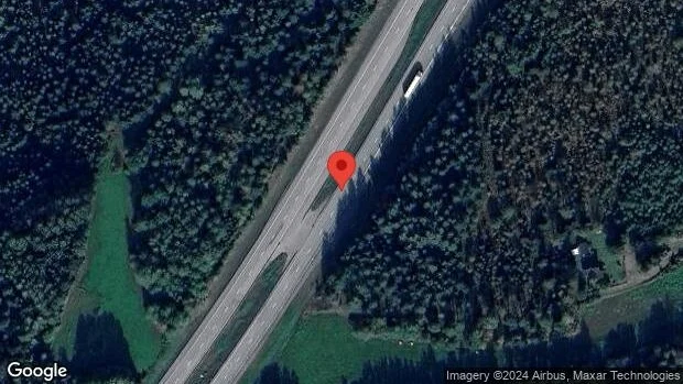 Personbil i singelolycka på E18