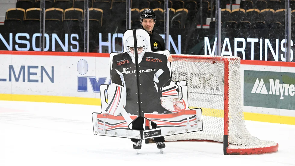 Vid sidan av jobbet som målvaktstränare i Skellefteå AIK driver Krister Holm företaget Progression sports, numera tillsammans med sonen Vilmer. Tidigare har kollegorna hetat Bert Robertsson och Oscar Möller.