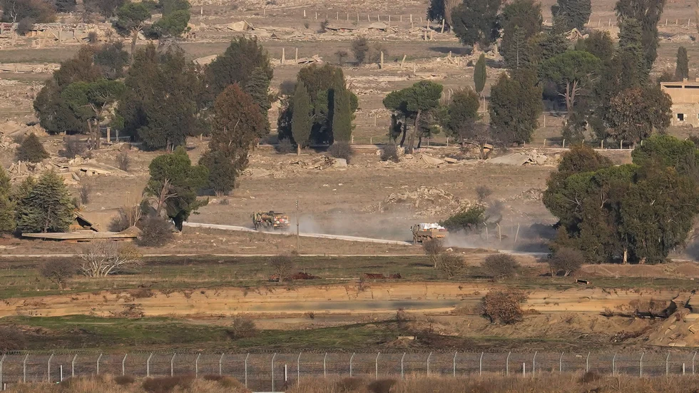 Israelisk militär på den syriska sidan vid en gränsövergång. Israel säger sig ha attackerat platser i Syrien där misstänkta kemiska vapen finns.