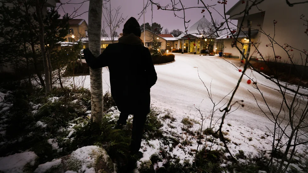 En undersköterska som tidningen pratat med vittnar om en ansträngd arbetssituation där de tvingas springa mellan flera avdelningar. "Det är inte patientsäkert". Bilden är arrangerad och personen är inte samma som tidningen pratat med.