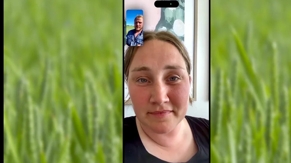 Anders Mood ringer upp Emma Isaksson för att förklar hur han känner efter slutvalet.  "Jag tror att det stannar på vänskap från mitt håll", säger han och hon menar att hon förstått det.