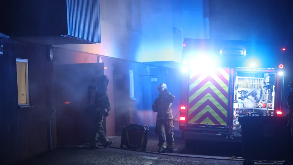 En brand bröt ut i ett flerfamiljshus i Årby på fredagskvällen.
