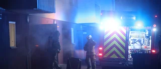 Brand i flerfamiljshus misstänks vara anlagd