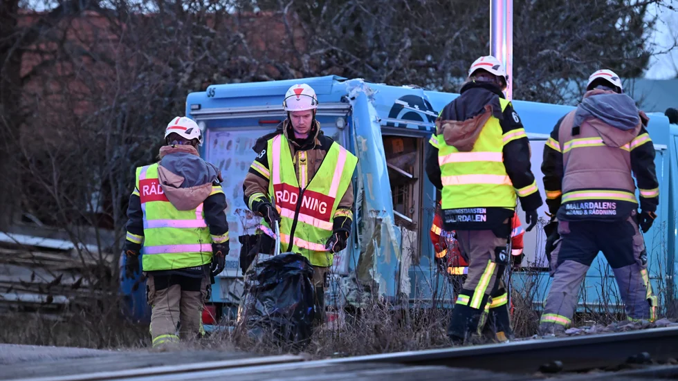 Orsaken till tågstoppet är att en lastbil blivit påkörd av ett tåg.