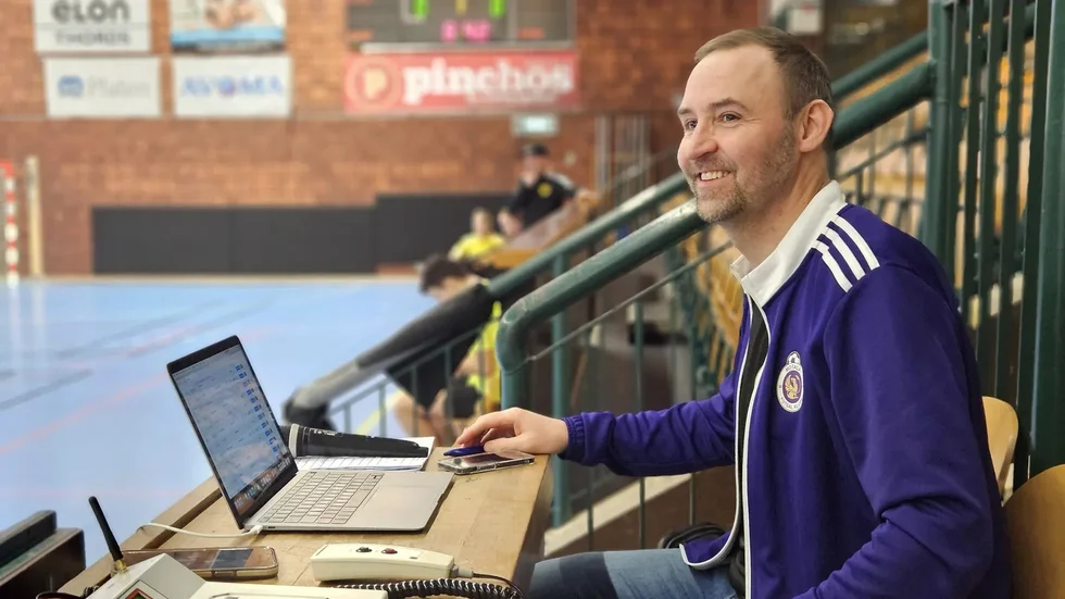 Jim Petersson i Motala futsalklubb har ännu inte satt punkt för säsongen. Klubben arrangerar en del av ett SM-slutspelskval för 17-åringar i Motala sporthall.
