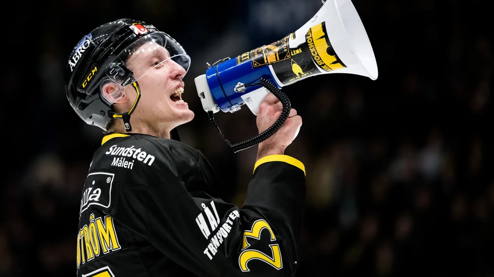 Oliver Tärnström vrålar till AIK-klacken efter seger mot Djurgården. 
