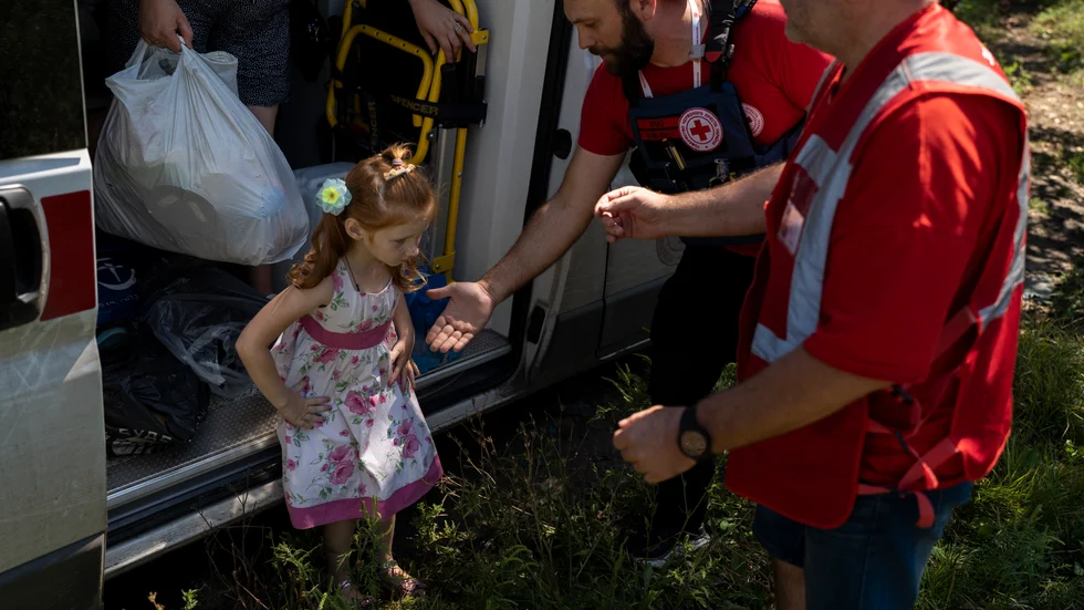 Röda korset är en aktör som har lokal verksamhet i Ukraina. Donationen från loftahammar kan säkert komma väl till pass. Bilden visar en flicka som kommer ut från en av organiosationens ambulanser i staden Kupyansk, Ukraina.