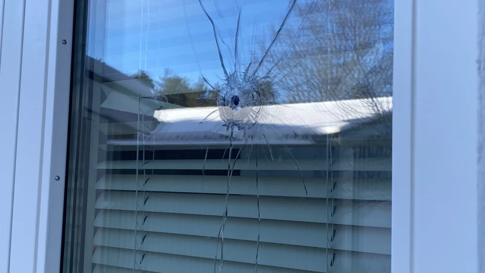 På lördagskvällen ska någon ha skjutit mot en bostad i Sävja där det bor en barnfamilj. Ett par dagar efter beskjutningen har de skottskadade fönstren ännu inte bytts ut.
