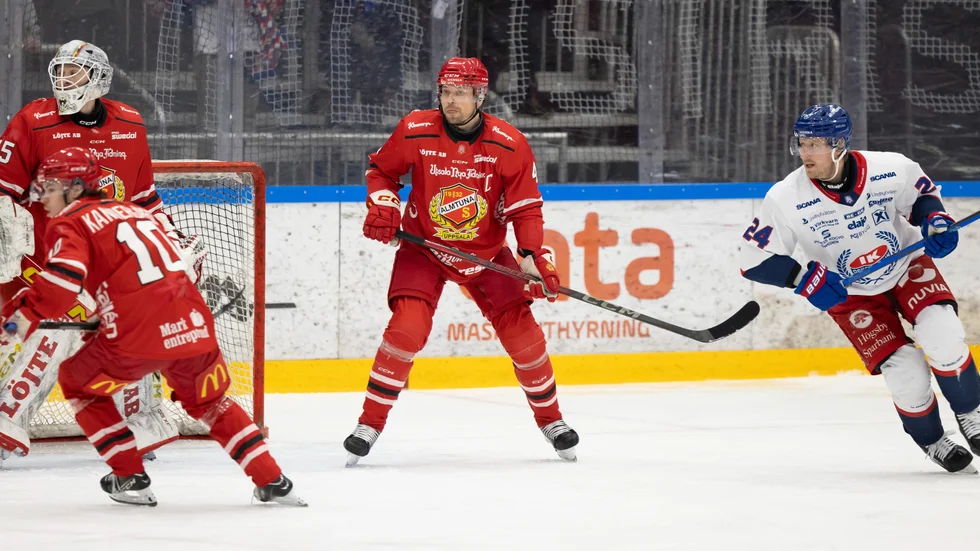 Victor Aronsson fick bära kaptensbindeln i Marcus Karlströms frånvaro.