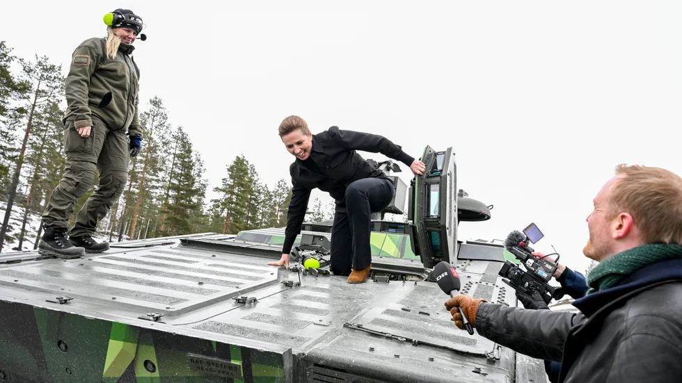 Danmarks statsminister Mette Frederiksen hoppar in i ett stridsfordon 90 vid ett besök hos försvarsföretaget BAE Systems Hägglunds i Örnsköldsvik. Det är 