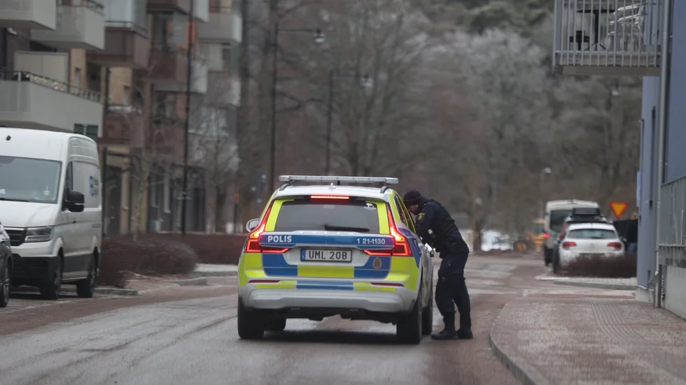 Flera patruller är ute och söker efter mannen.