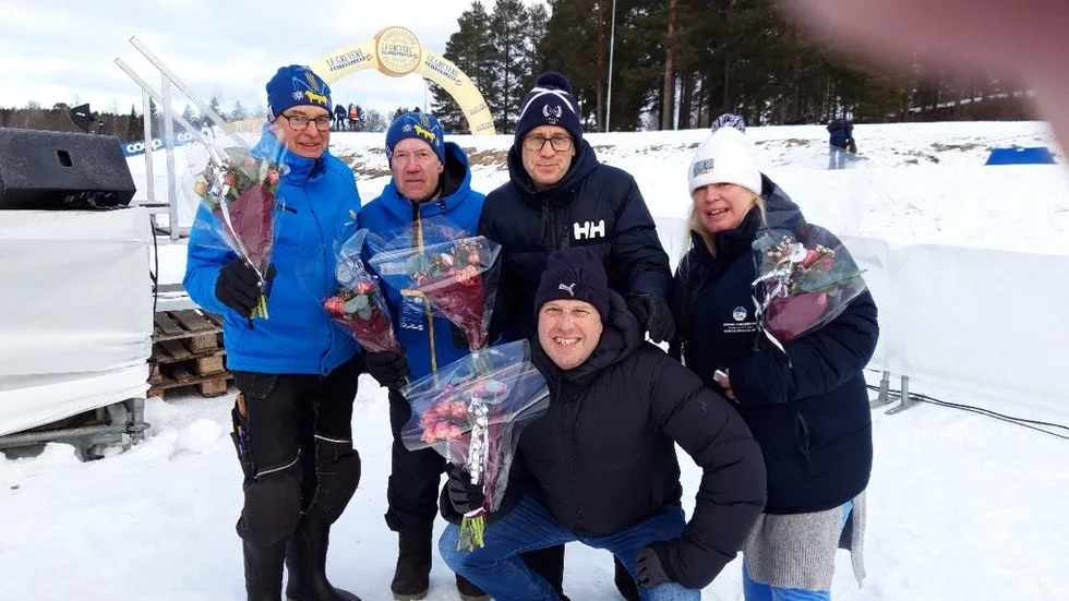 Mårten Lång från Vimmerby i mitten med fyra av de andra pristagarna som belönades med Guldskidan i samband med att Svenska Skidspelen inleddes i Falun på fredagen.