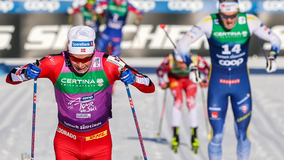Harald Østberg Amundsen, Edvin Anger och Johannes Høsflot Klæbo vid målgången i jaktstarten.