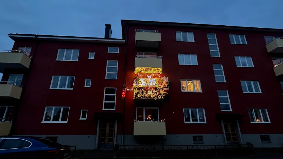En tidig morgon lyser en balkong upp grannskapet – Christopher Wahlstens.  