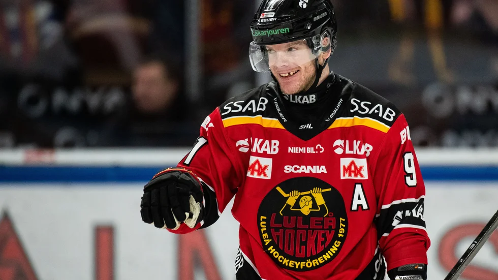 241228 Luleås Brian O'neil jublar efter 2-2 under ishockeymatchen i SHL mellan Luleå och Färjestad den 28 december 2024 i Luleå. 
Foto: Pär Bäckström / BILDBYRÅN / COP 225 / PB0039