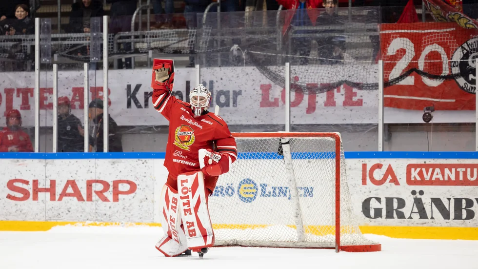 Oskar Blomgren jublar efter att ha räddat samtliga straffar.