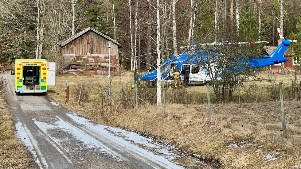 Kvinna fördes till sjukhus efter olycka i Krägga utanför Bålsta.