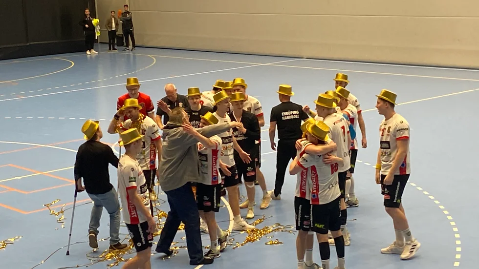 EHF jublar över seriesegern i Volvo CE Arena. 