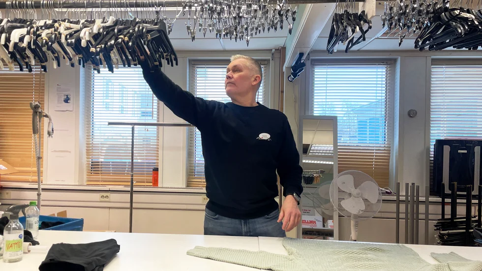 Ett problem för Röda korset är att folk lämnar säckvis med kläder utanför butiken, efter stängning. "Det är nedskräpning. Även om det är fina, säljbara saker förstörs det i regel, det kan komma regn. Och då måste de ju slängas ändå", säger Patrick Uusitalo.