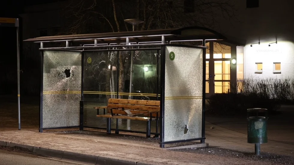 En busshållplats utsattes för skadegörelse under tisdagskvällen.