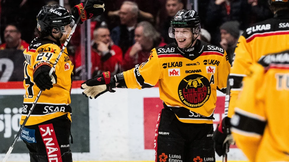 Luleås Brendan Shinnimin och Brian O'Neill jublar efter det sena kvitteringsmålet.